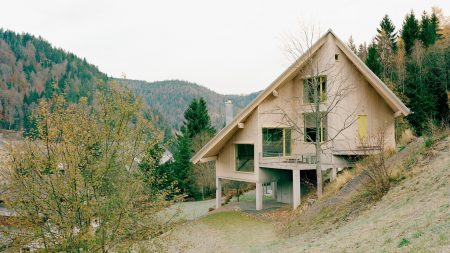 amunt-haus-am-hang_dezeen_2364_hero_0