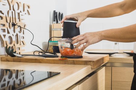 crop-hands-using-blender-kitchen