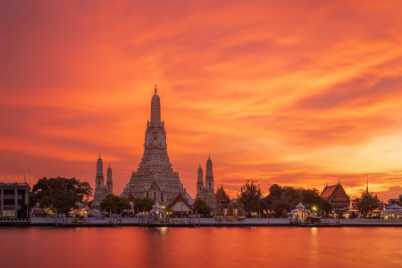 Wat Arun Ratchawararam (Temple of Dawn) and five pagodas during
