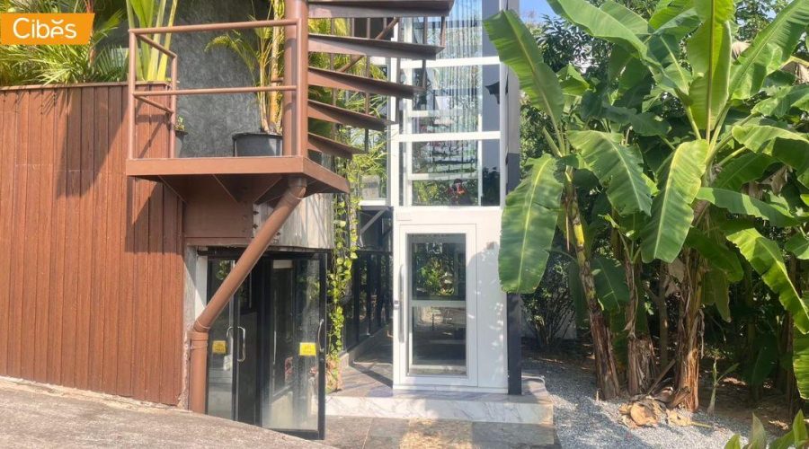 ด้านนอกบ้านพร้อมปล่องกระจก (Outdoor Lift) เพิ่มความโดดเด่นให้บ้าน