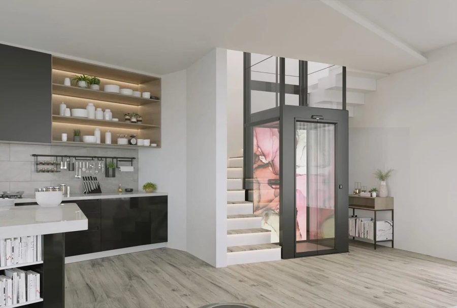 ลิฟท์บ้านแพลตฟอร์มแบบ Highback แบรนด์ Cibes รุ่น V90 Aurora+ ที่ติดตั้งตรงกลางบันไดบ้าน