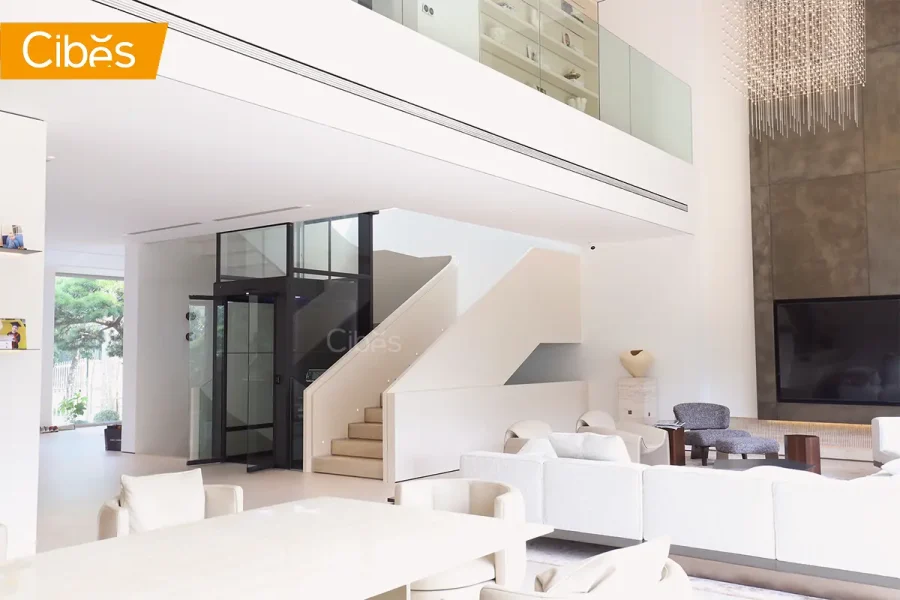 Cibes V90 ลิฟท์บ้านหรู สีดำที่ติดตั้งตรงช่องกลางบันได